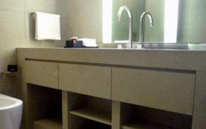 Bestieg Diamanten Limestone Bathroom